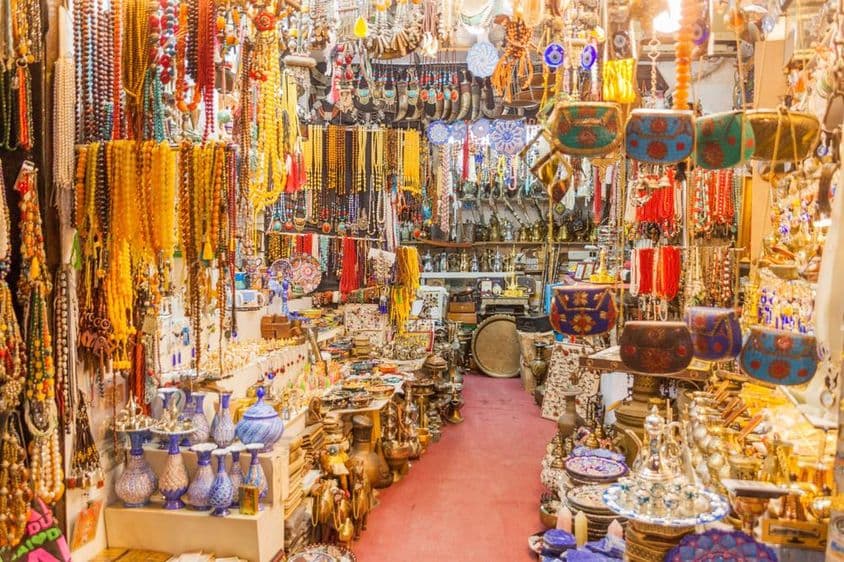 Pequeño bazar en Souq Al Arsah, Sharjah.