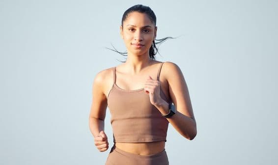 Corredora femenina preparándose para un maratón en Dubái.