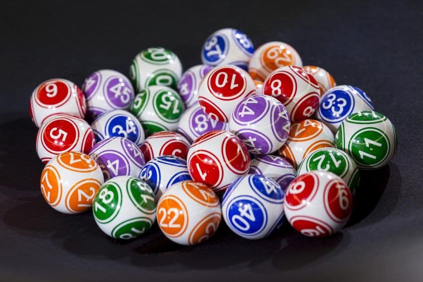 Bolas de lotería coloridas sobre una mesa.