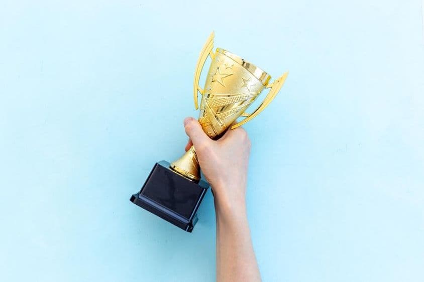 Trofeo dorado otorgado al ganador de la final.