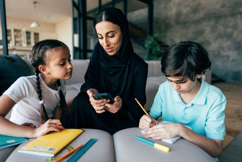 Familia árabe tradicional en Dubái pasando tiempo juntos en casa.