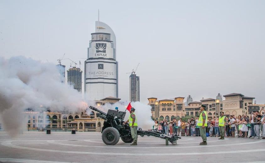 DUBAI, Emiratos Árabes Unidos cañón disparado al atardecer durante el Ramadán de un mes.