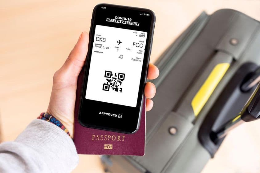 Un pasaporte y una tarjeta de embarque digital a Roma Fiumicino en un smartphone desde Dubái.
