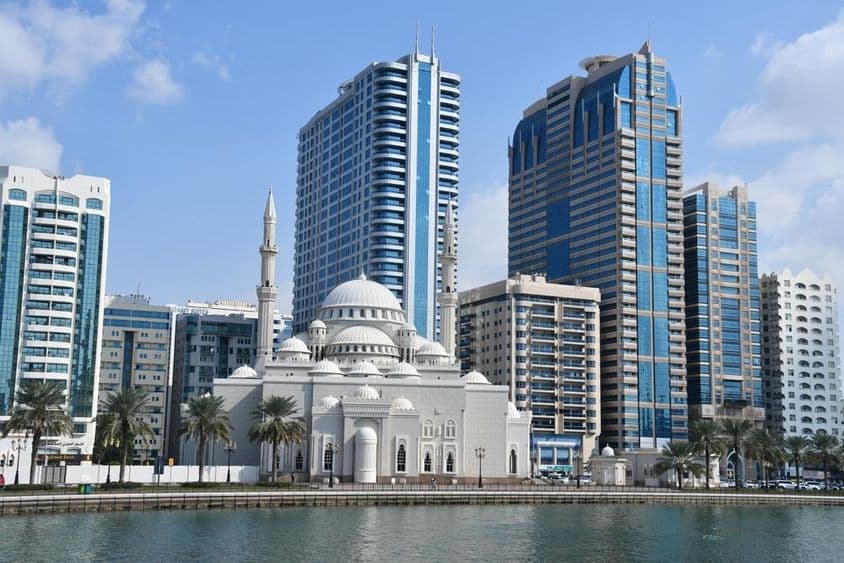 Vista de la Mezquita Al Noor desde la Isla Al Noor en Sharjah, Emiratos Árabes Unidos.