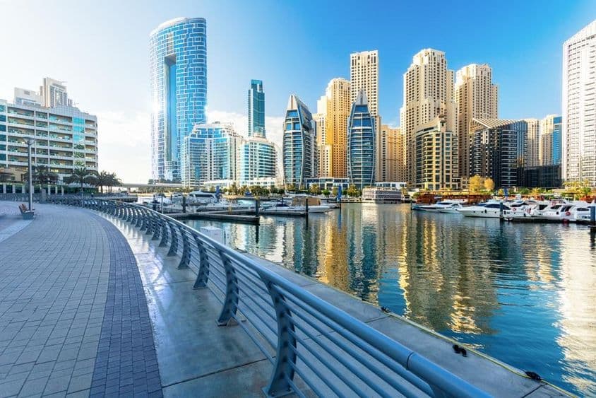Hermosa vista de la Marina de Dubái en un día soleado.