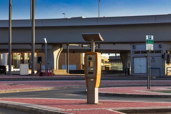 Terminal de estacionamiento en Dubái (energía solar) en una zona de estacionamiento de pago.