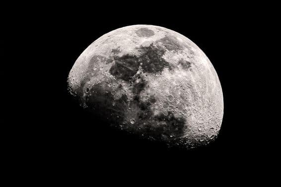 Fotografía astronómica de la Luna mostrando cráteres y superficie detallados.