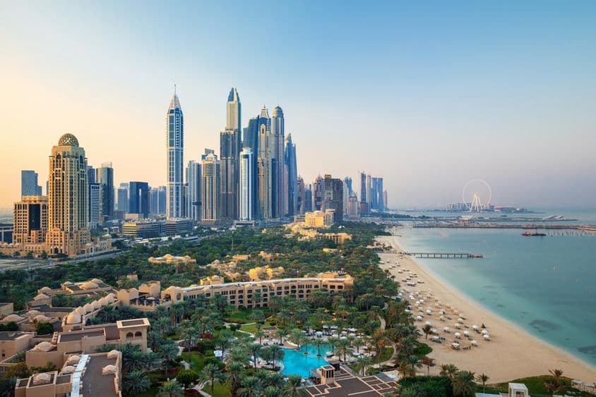 Horizonte de la ciudad de Dubái Marina y la famosa playa de Jumeirah al amanecer.