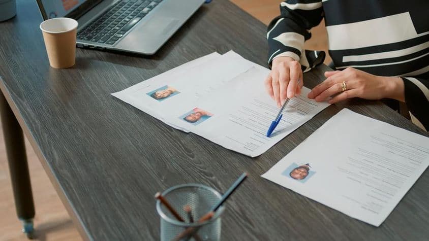 Gerente de recursos humanos buscando candidato con experiencia empresarial en documentos.