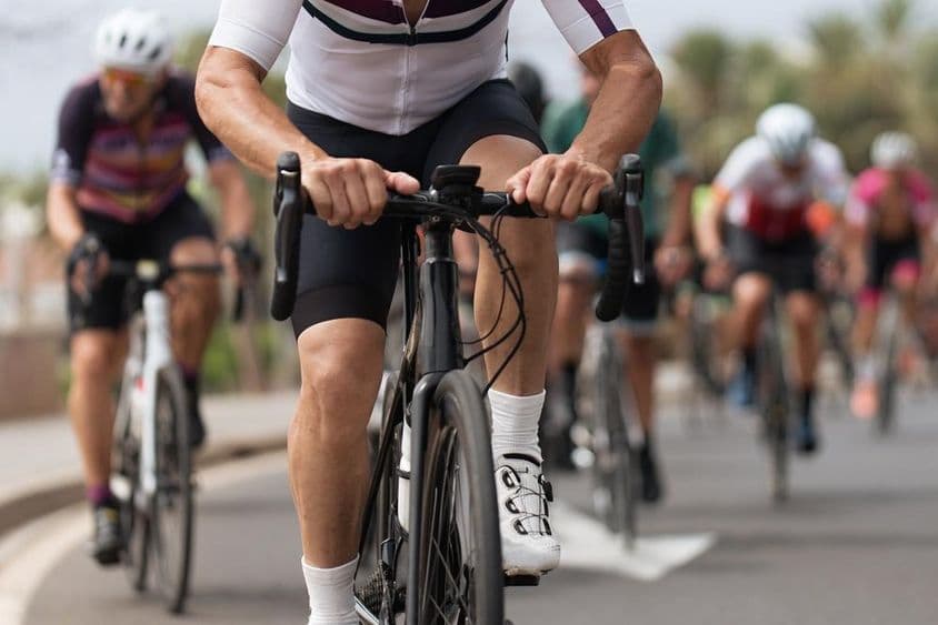 Atletas ciclistas en una carrera.