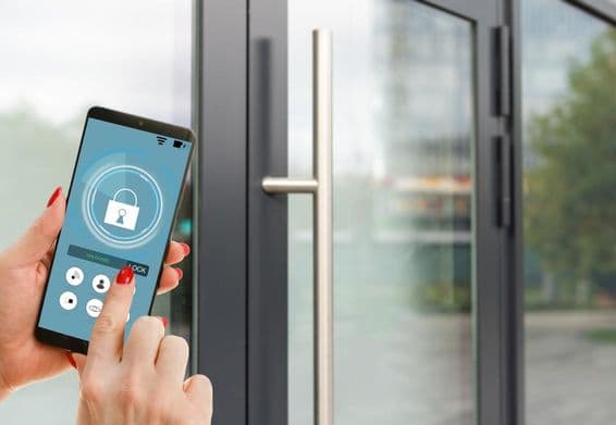 Teléfono inteligente mostrando aplicación de hogar inteligente en la pantalla.