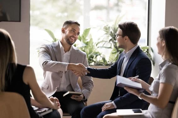 Jefe agradeciendo a un empleado por una idea.