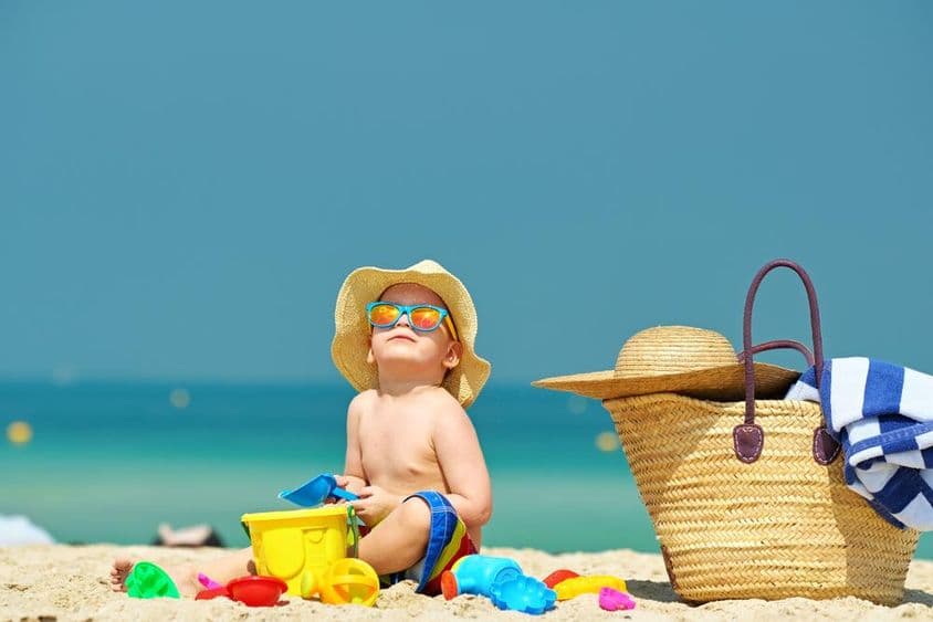 Niño de dos años jugando en la playa.