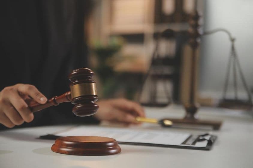 Mazo de juez a punto de golpear.