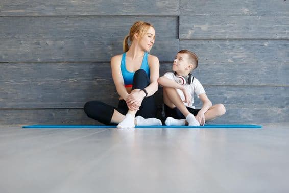 Madre e hijo haciendo ejercicios juntos.