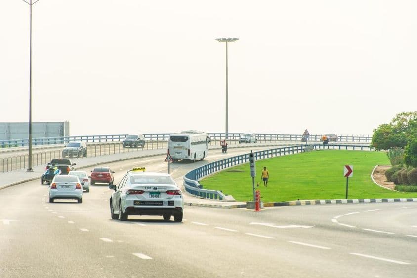 Taxi Aman en la carretera en la ciudad de Sharjah.