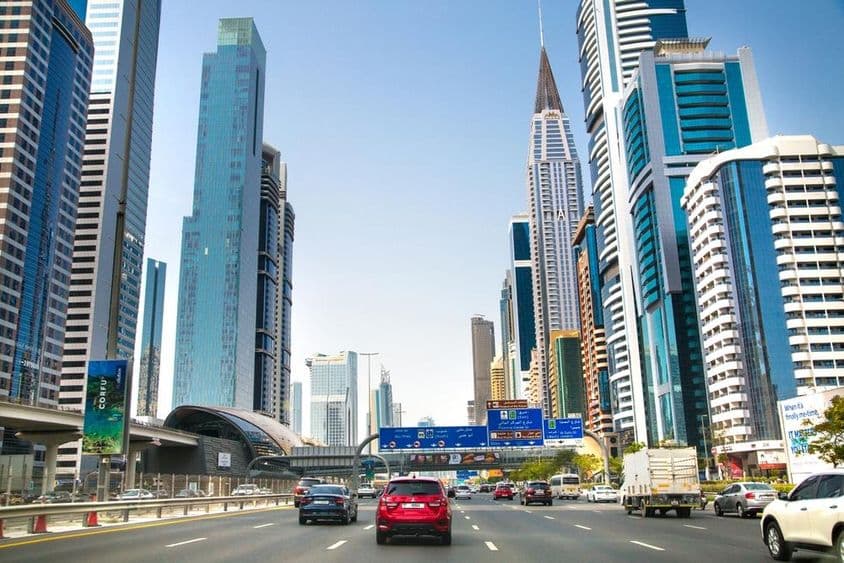 Carretera Sheikh Zayed en Dubái con rascacielos.