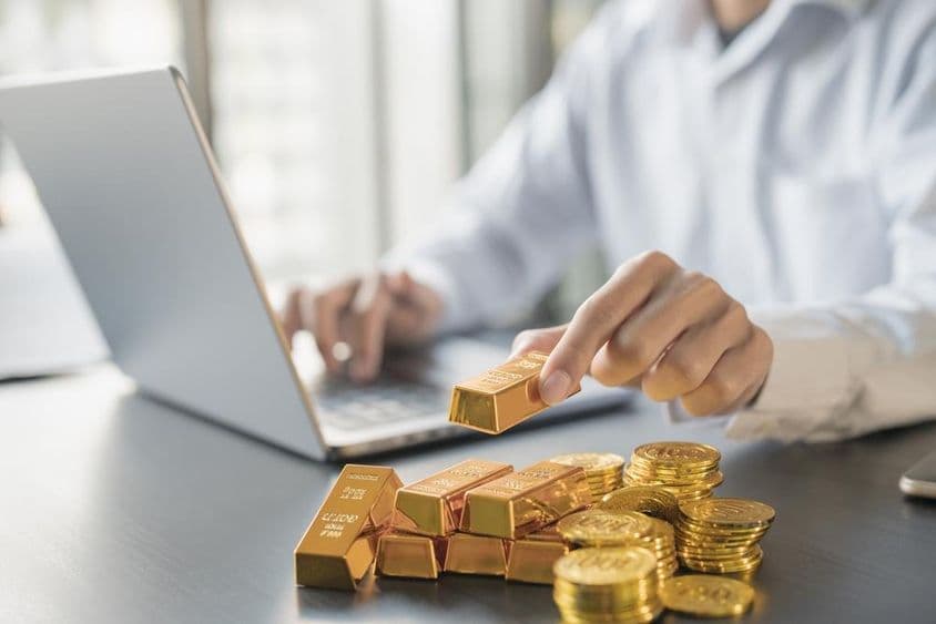Oro de inversión en la mano de una persona.