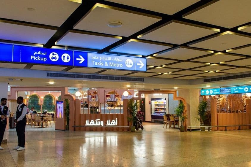 Pantallas electrónicas de orientación para taxis y metro en el aeropuerto de Dubái.