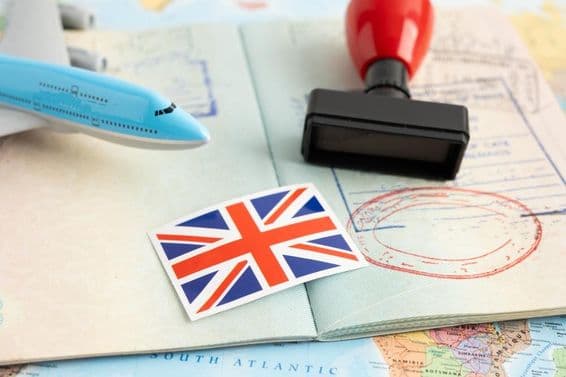 Bandera del Reino Unido con un sello de pasaporte.