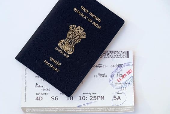 Pasaporte azul nacional de la India con tarjeta de embarque.