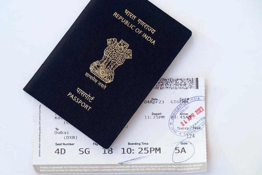 Pasaporte azul nacional de la India con tarjeta de embarque.
