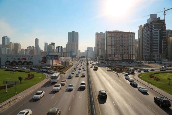 Tráfico en carretera en la ciudad de Sharjah, Emiratos Árabes Unidos.