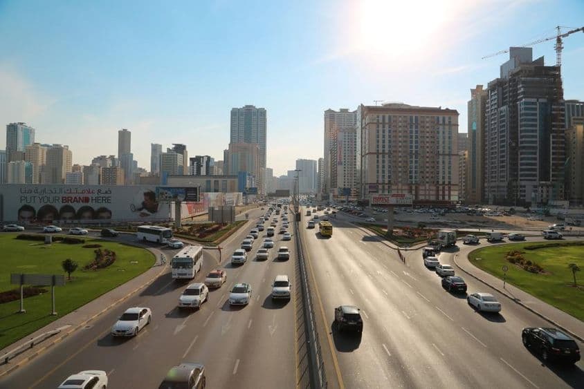 Tráfico en carretera en la ciudad de Sharjah, Emiratos Árabes Unidos.