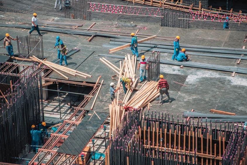 Trabajadores de la construcción operando en Dubái, Emiratos Árabes Unidos.