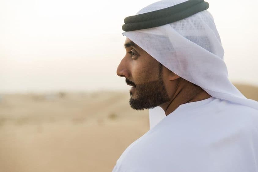 Empresario musulmán de Dubái con atuendo tradicional.