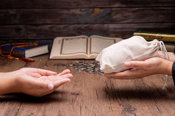 Musulmanes ayudando a los pobres y necesitados.