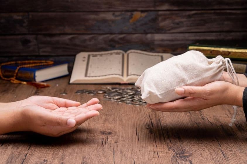 Musulmanes ayudando a los pobres y necesitados.