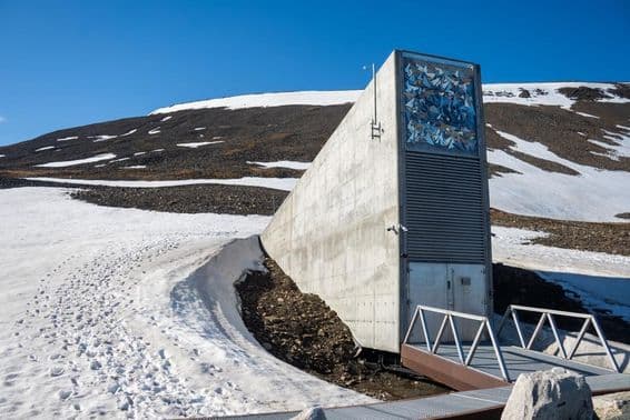 El edificio de entrada del Banco Mundial de Semillas de Svalbard rodeado de nieve en Svalbard, Noruega.