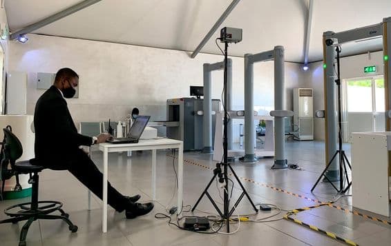 Escáner térmico de temperatura corporal en la entrada de las terminales del aeropuerto de Abu Dhabi.