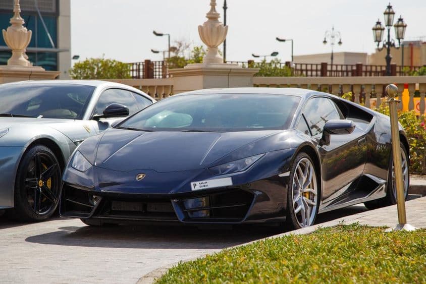 Dubái, Lamborghini negro en estacionamiento.