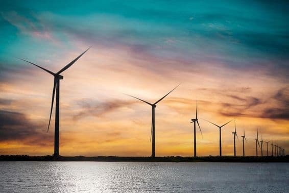 Turbinas eólicas generando electricidad.