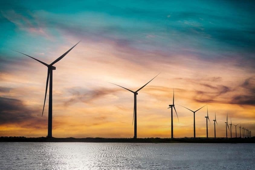 Turbinas eólicas generando electricidad.