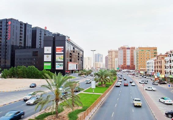 Avenida Moderna, Ajman, Ajman, Emiratos Árabes Unidos.