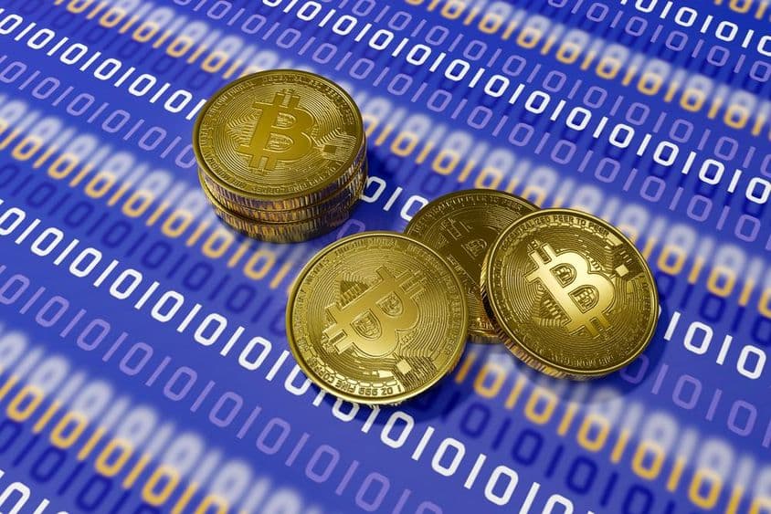 Bitcoin en fondo azul con código binario blanco.