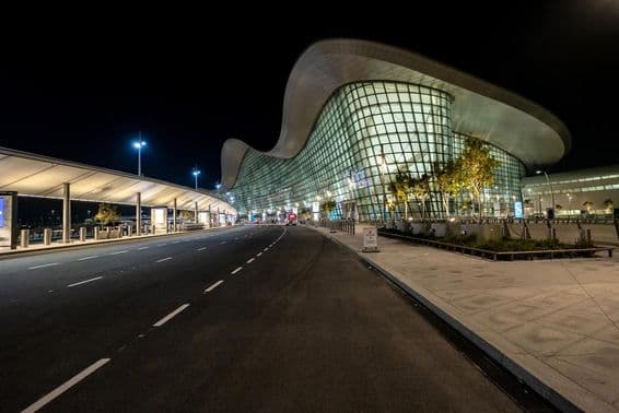 Vista exterior del nuevo aeropuerto de Abu Dabi por la noche.