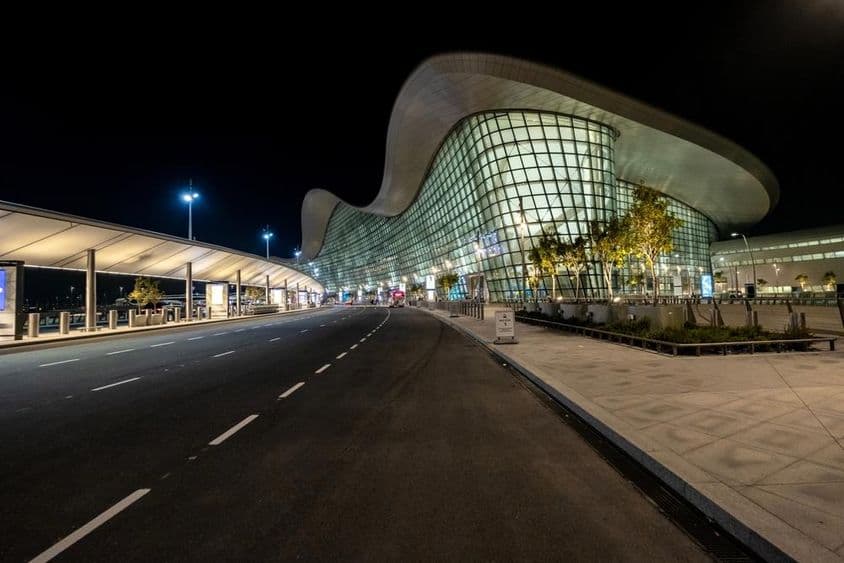 Vista exterior del nuevo aeropuerto de Abu Dabi por la noche.