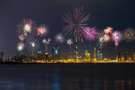 Fuegos artificiales en Dubái, Emiratos Árabes Unidos.
