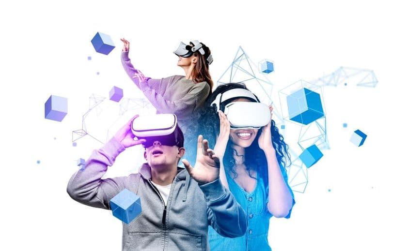 Jóvenes usando cascos de realidad virtual.