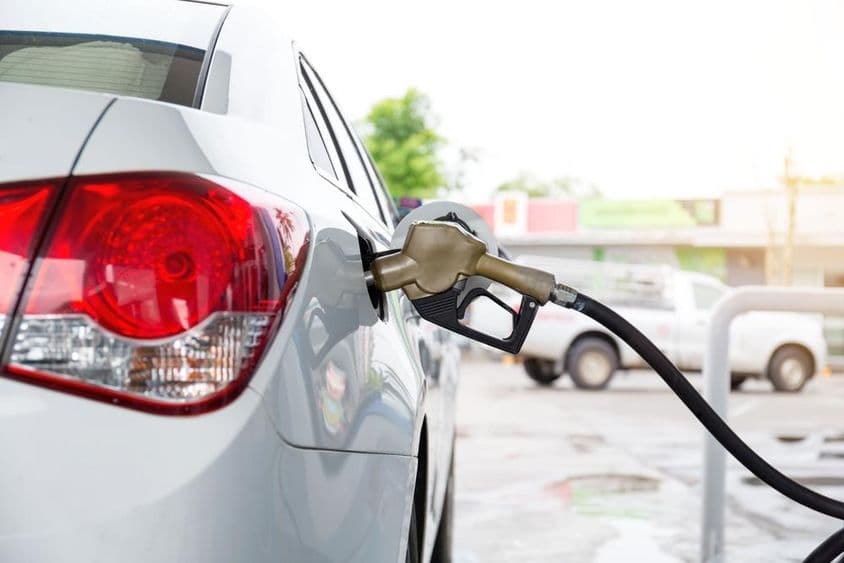 Un coche recargando combustible en una estación de servicio en Dubái.