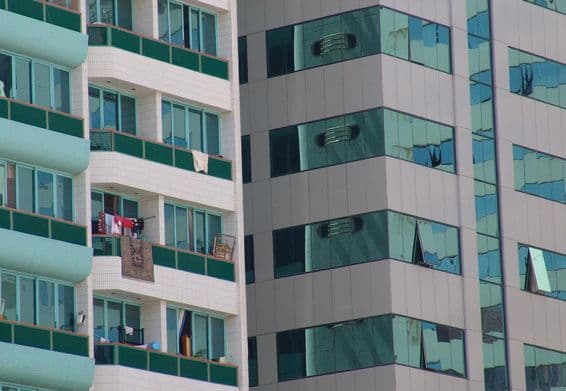 Un moderno rascacielos en Abu Dabi con algunos balcones con alfombras.