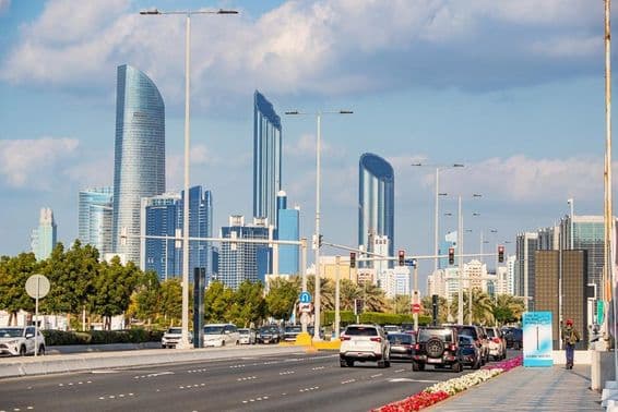 Abu Dhabi, modernos rascacielos se alzan en el fondo de la concurrida Corniche Road.