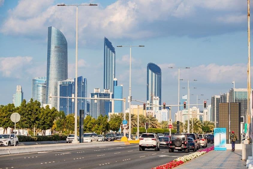 Abu Dhabi, modernos rascacielos se alzan en el fondo de la concurrida Corniche Road.