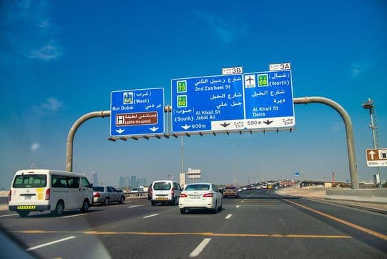 Tráfico en la carretera Sheikh Zayed de Dubai en un hermoso día soleado.