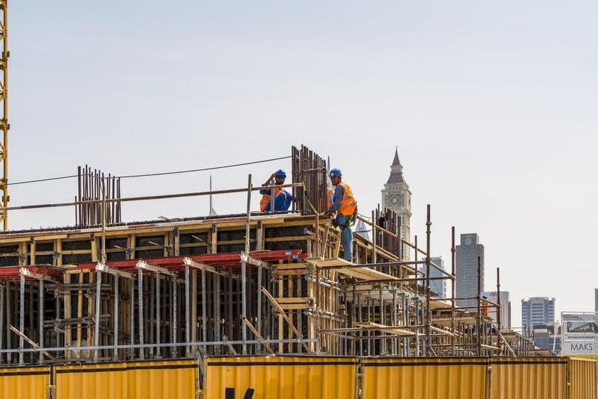 Nuevo rascacielos en construcción en Dubái.