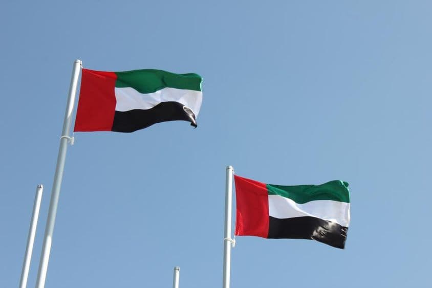 Banderas de los Emiratos Árabes Unidos ondeando al viento.